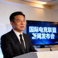 国际电竞联盟主席罗伯特·陈在新闻发布会上发表讲话的半身肖像