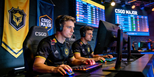 CSGO Major锦标赛激烈对战画面，选手专注操作